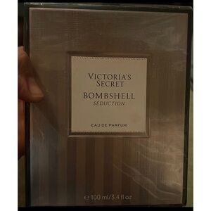 VICTORIA’S Secret bombshell seduction